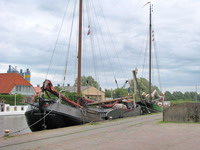 Schiff am Hafen in Varel